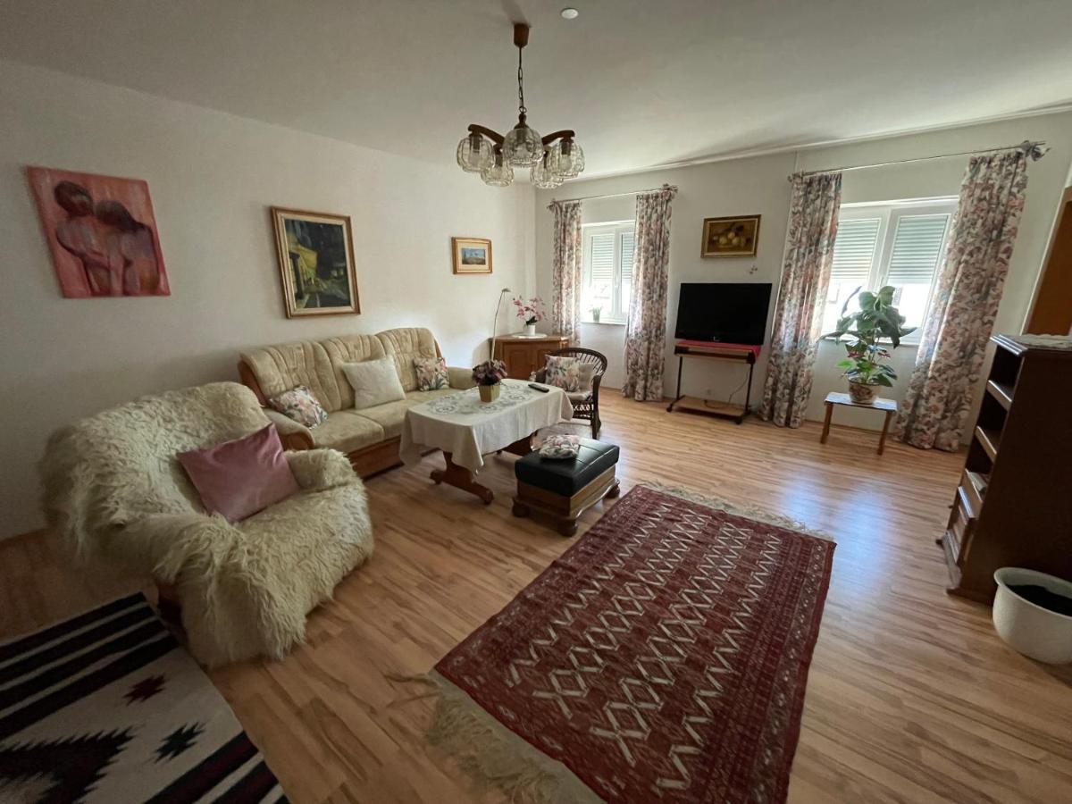 Schoene Ferienwohnung In Bahnhofsnaehe Fuer Urlaub, Studium Oder Arbeit Deggendorf Exterior foto