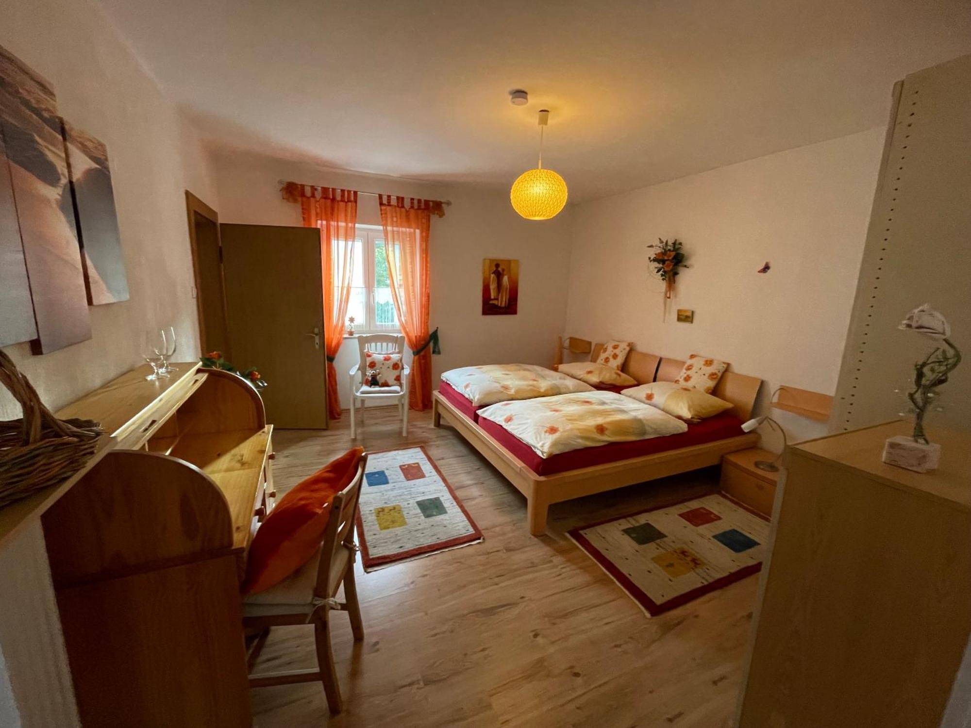 Schoene Ferienwohnung In Bahnhofsnaehe Fuer Urlaub, Studium Oder Arbeit Deggendorf Exterior foto