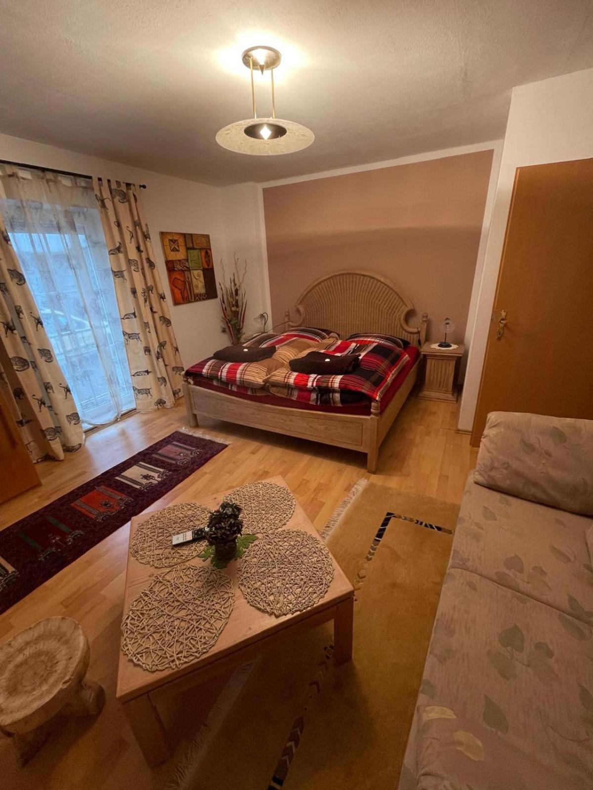 Schoene Ferienwohnung In Bahnhofsnaehe Fuer Urlaub, Studium Oder Arbeit Deggendorf Exterior foto