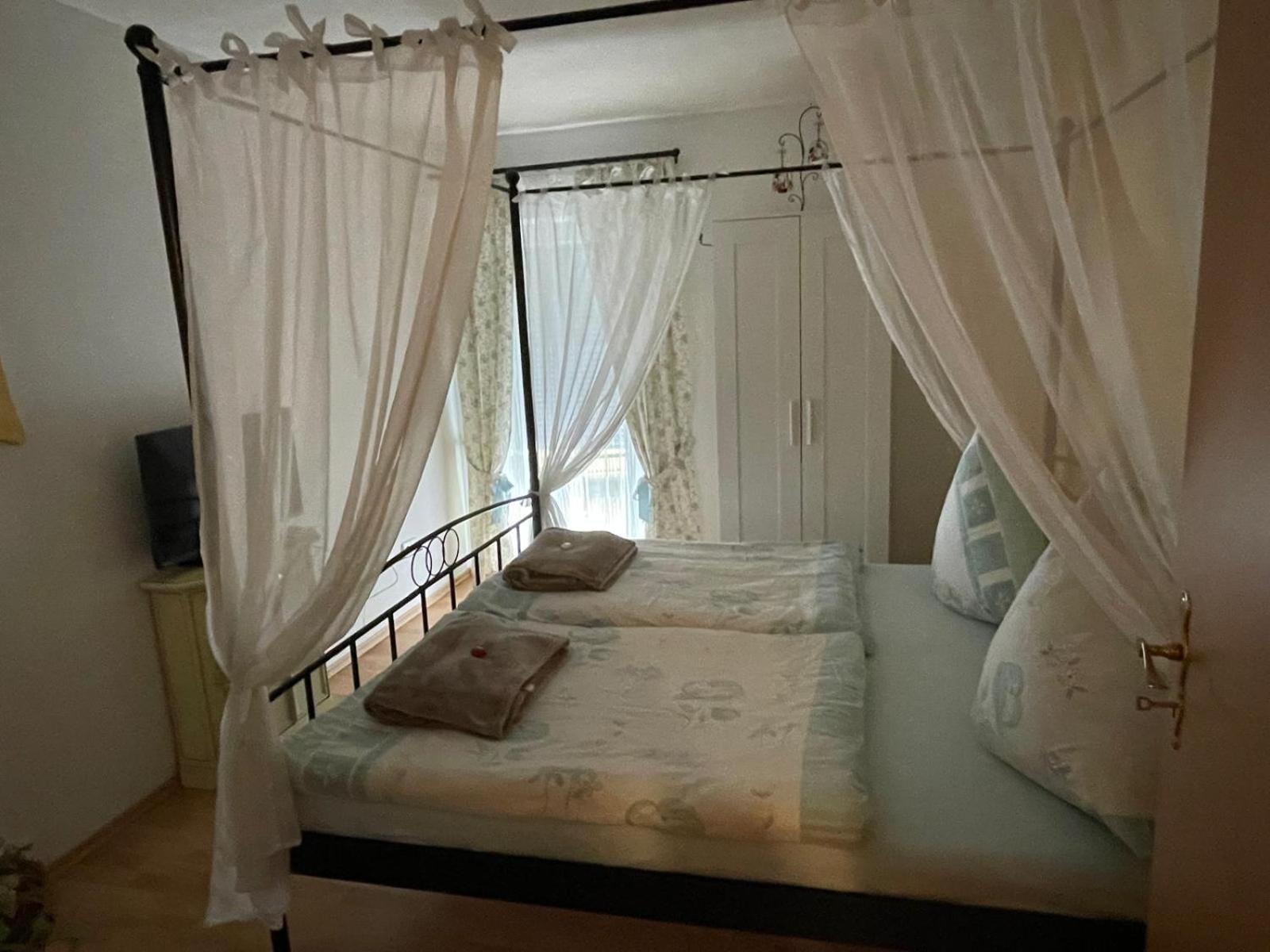 Schoene Ferienwohnung In Bahnhofsnaehe Fuer Urlaub, Studium Oder Arbeit Deggendorf Exterior foto