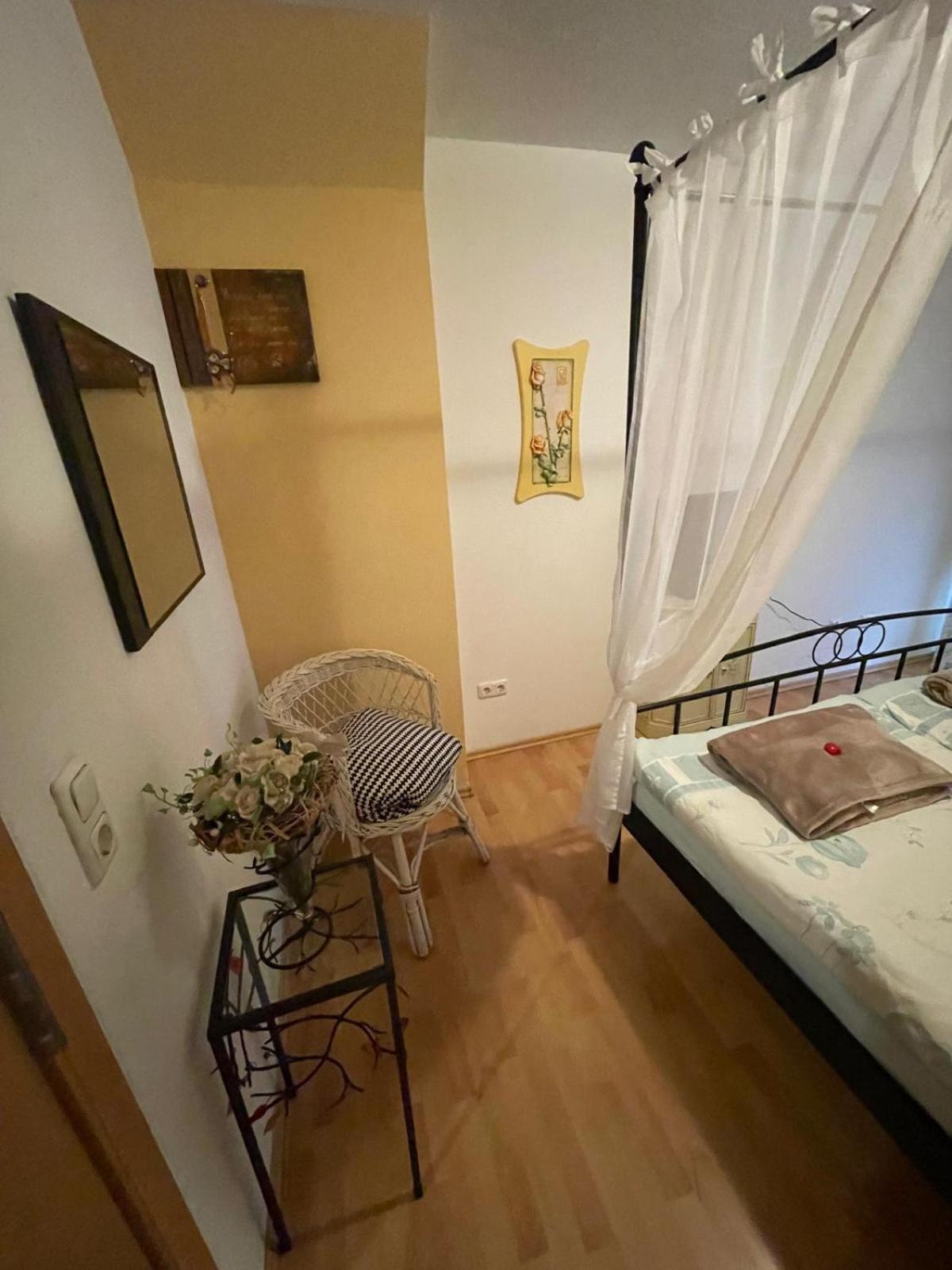 Schoene Ferienwohnung In Bahnhofsnaehe Fuer Urlaub, Studium Oder Arbeit Deggendorf Exterior foto