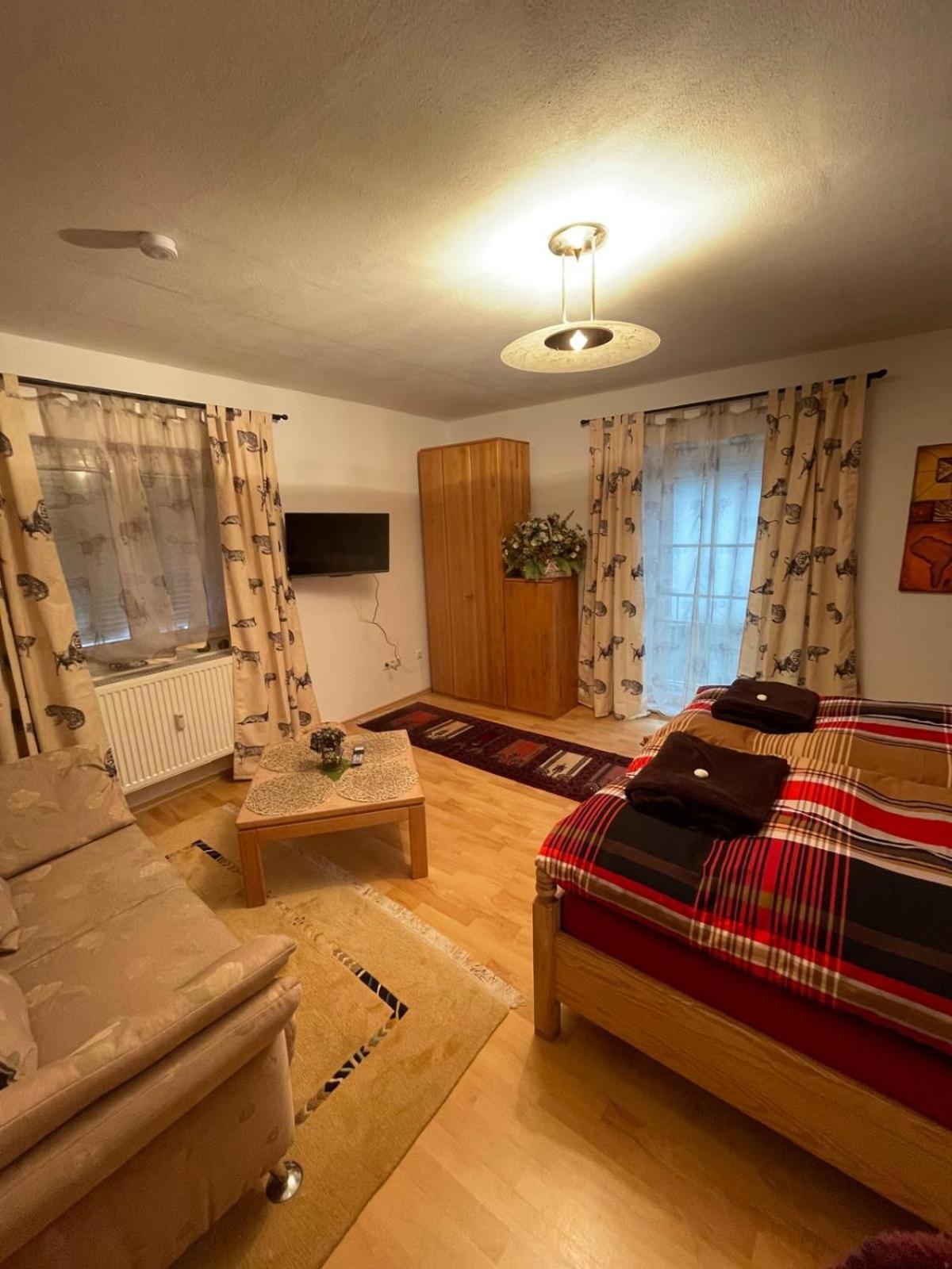 Schoene Ferienwohnung In Bahnhofsnaehe Fuer Urlaub, Studium Oder Arbeit Deggendorf Exterior foto