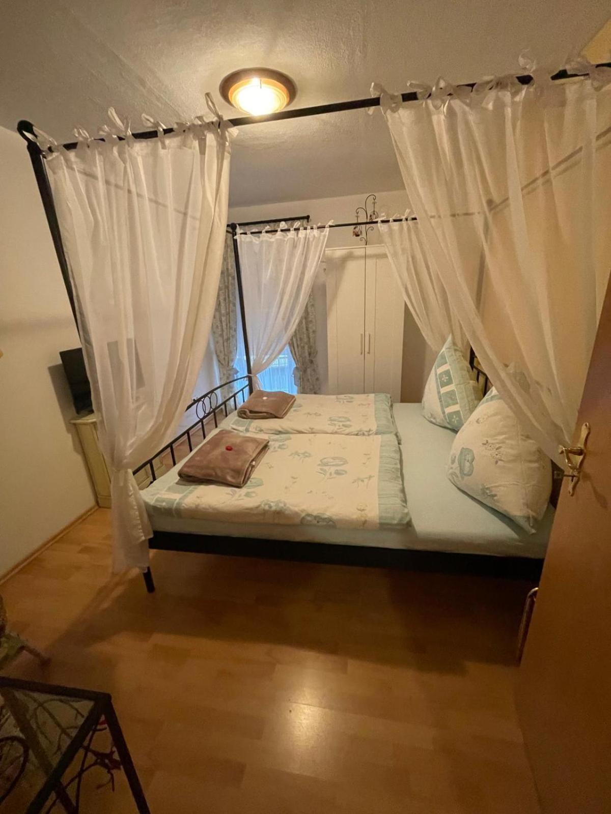 Schoene Ferienwohnung In Bahnhofsnaehe Fuer Urlaub, Studium Oder Arbeit Deggendorf Exterior foto